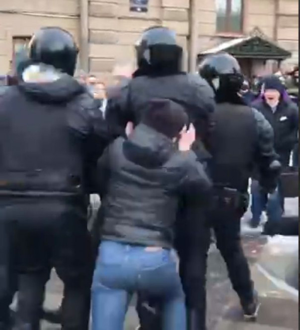 На незаконной акции в Петербурге произошла потасовка с силовиками, пострадал полицейский | Произошло нападение на полицейских в Москве и Казани