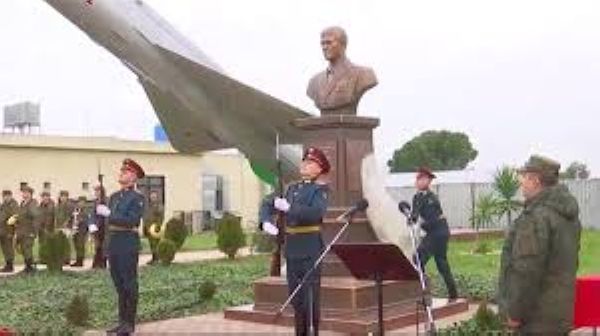 В Сирии на авиабазе Хмеймим открыли памятник военному летчику Роману Филипову.