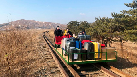 Российские дипломаты толкали дрезину, чтобы покинуть КНДР. Видео