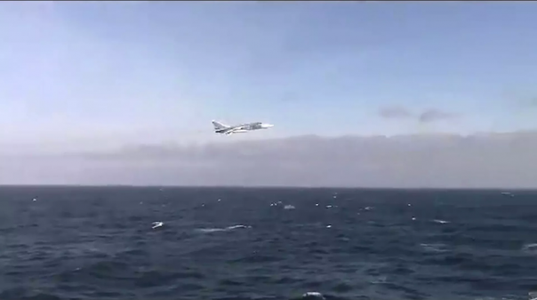 Полет Су-24 рядом с эсминцем ВМС США "Дональд Кук" сняли на видео