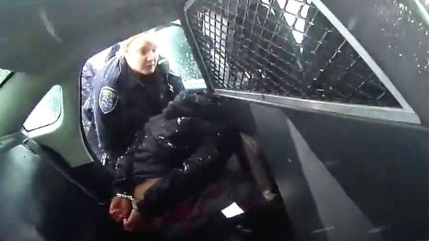 В США полицейские заковали в наручники девятилетнюю девочку и распылили ей в глаза перцовый баллончик