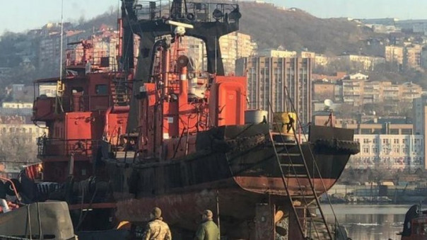На Камчатке затонул плавучий док, сейнер успели спасти. Видео