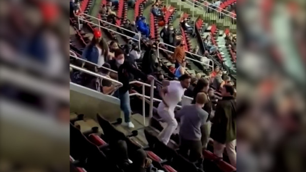 На матче НБА произошла массовая драка болельщиков