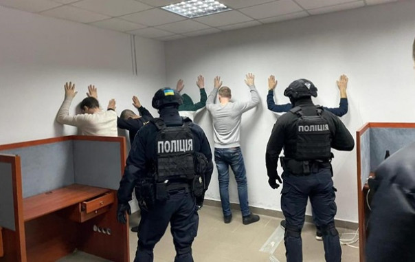 Украинские коллекторы шантажировали должников с помощью порно