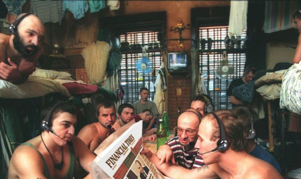 "Вечер с хаты": сотовую связь в колониях будут блокировать