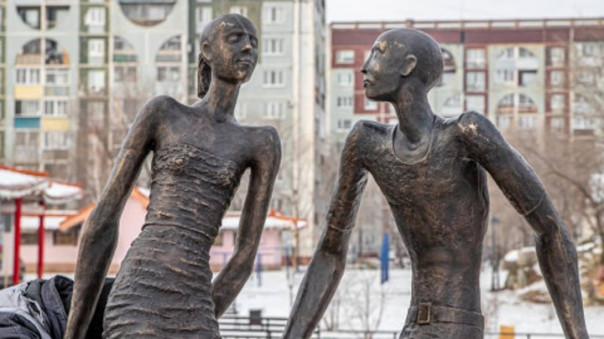 Заморенные ипотекой: еще один памятник в России вызвал споры