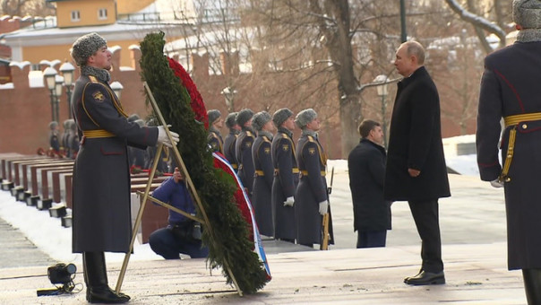 Путин возложил венок к Могиле Неизвестного Солдата