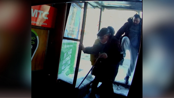 Мужчину, пнувшего инвалида, нашли пользователи социальных сетей