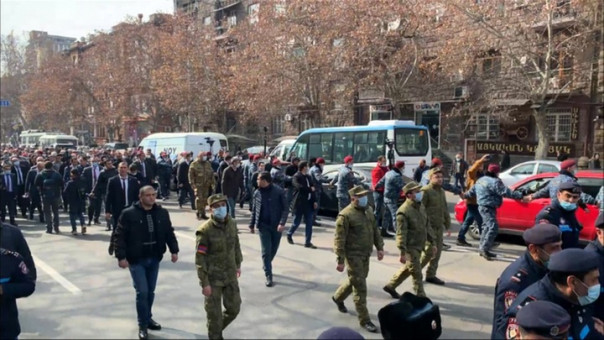 Моя отставка – не решение проблемы: Пашинян вышел на площадь Республики