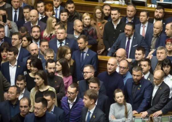 «Слуги народа» все переругались и готовы выйти из фракции из-за Стерненко