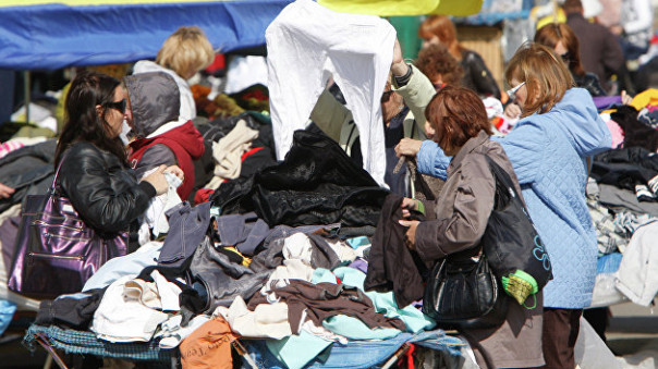 На Украине пожилую женщину едва не раздавили на открытии секонд-хенда — видео