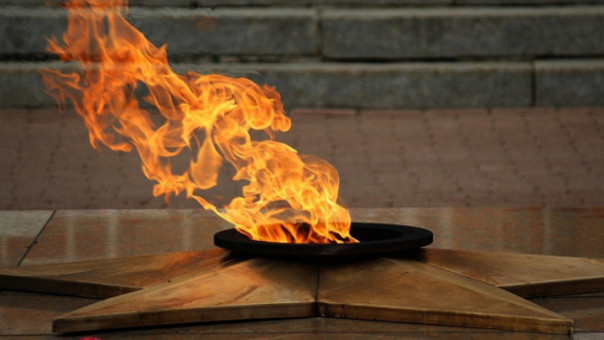 Вечный огонь на Марсовом поле забросали снегом, возбуждено дело