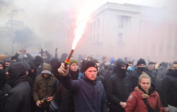 Петарды, взрывы, фаера. Нацисты угрожают Венедиктовой и Зеленскому из-за посадки Стерненко