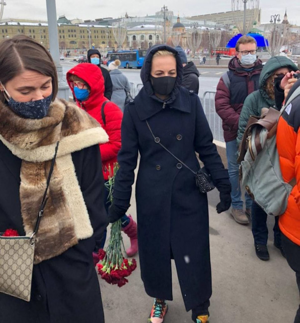 "Сколько скорби, боли и лайков"... Навальная появилась на публике, но сбежала от прессы.