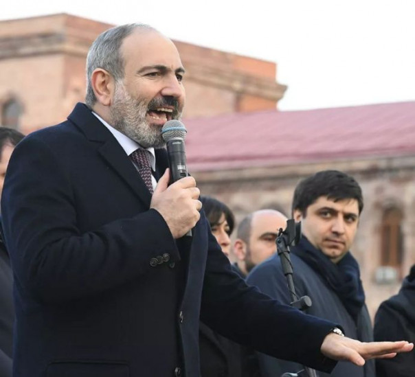 Пашинян повторно потребовал отставки главы Генштаба