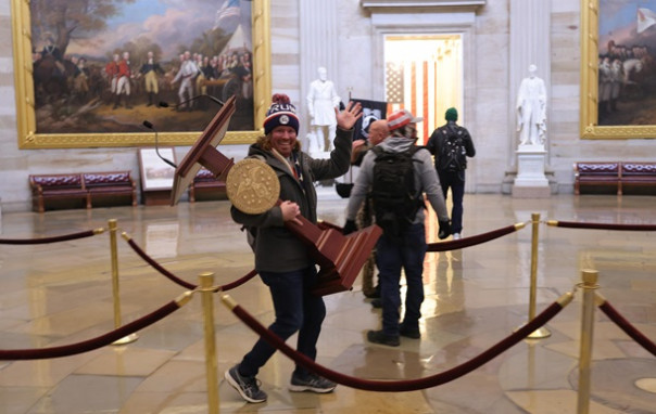 В штурме Капитолия обвинили более 300 человек