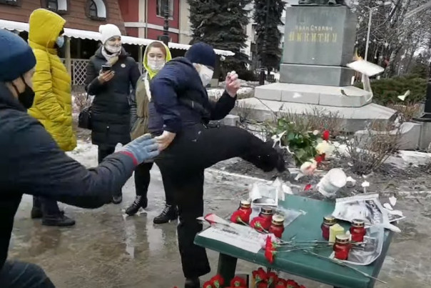 Уронил с ноги портрет Немцова