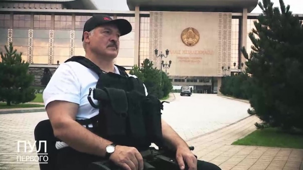 Силовики подарили Лукашенко видео, где он бегает с автоматом
