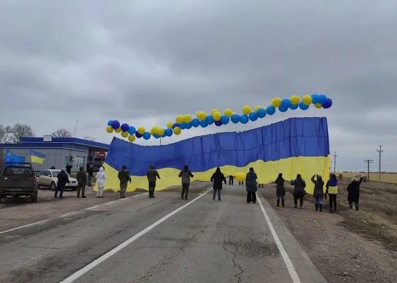 Очередная пэрэмога: нацозабоченные запустили в сторону Крыма гигантский сине-желтый флаг