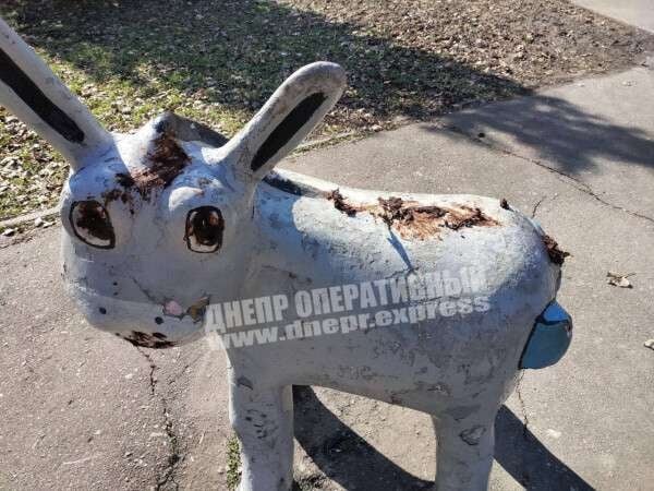 Декоммунизация по-украински: В парке Днепра фигурки героев советского мультфильма измазали фекалиями