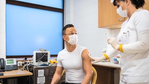 Глава МИД Венгрии привился "Спутником V"