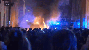 Кадры с акций протеста против карантина: от Германии до США. Поджоги, погромы, подавление акций, стычки с полицией