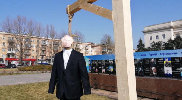 В Херсоне националисты повесили «Путина» с агитацией Шария