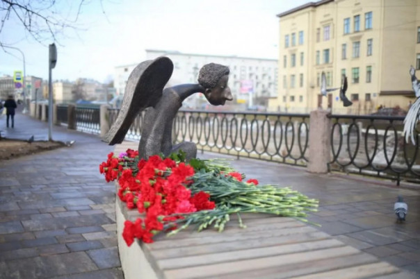 Памятник погибшим врачам?