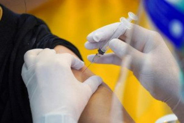 В ВСУ посетовали на массовый отказ бойцов ООС от вакцинации | Украинец сделал прививку индийской вакциной и попал в больницу