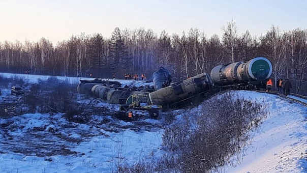 Сход поезда с нефтепродуктами с рельсов: под Хабаровском ликвидируют последствия.
