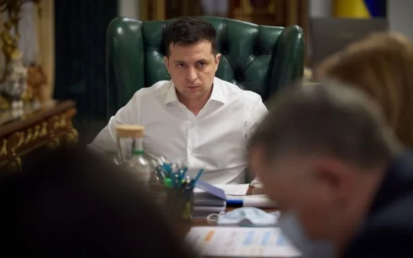 Удар под дых: Порошенко предложил Зеленскому вернуть деньги, полученные от Коломойского