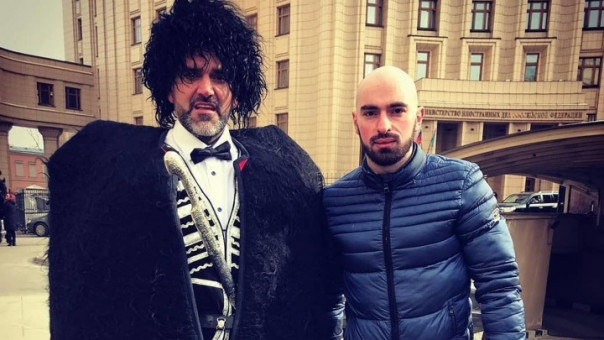 У МИДа прошла странная акция с кнутом и игрушками