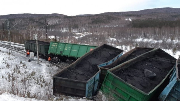 Опрокинувшиеся вагоны парализовали железнодорожное движение в Челябинской области