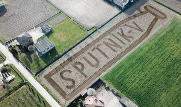 Итальянский художник-тракторист изобразил вакцину «Спутник V»