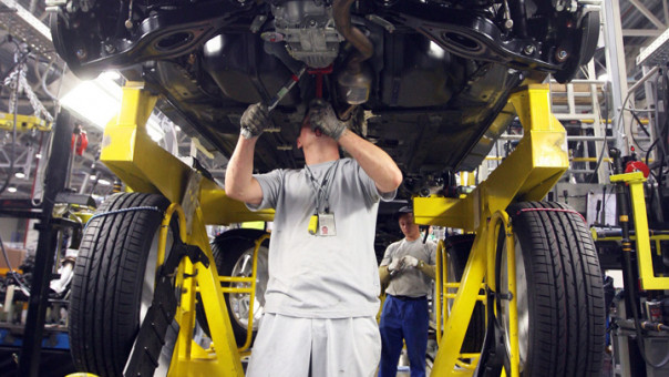 Автозаводы приостанавливают работу в Северной Америке