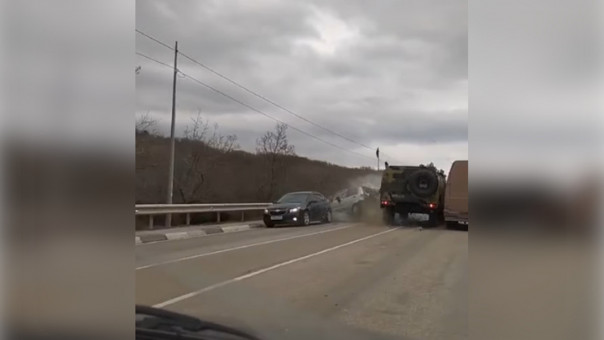 Военный внедорожник протаранил в Крыму легковушку. Видео