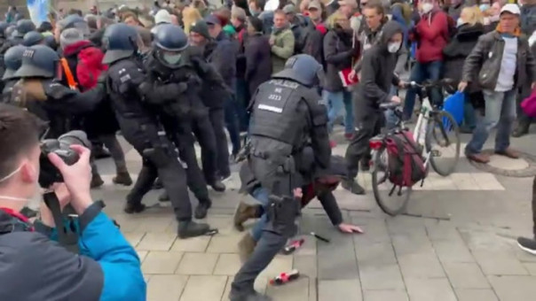 Немецких протестующих разогнали газом, нидерландских – водой, в Швеции тоже разогнали демонстрантов