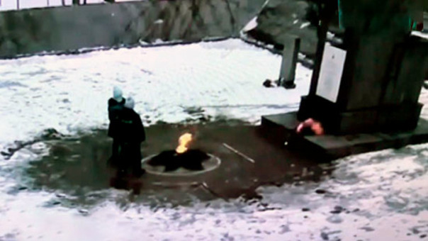 В Красном Селе дети снова закидали снегом Вечный огонь