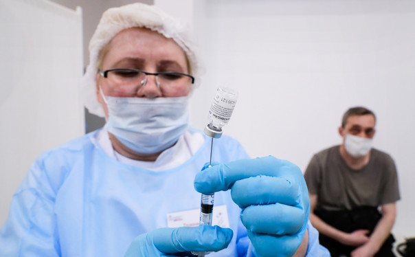 В Роспотребнадзоре допустили, что «Спутником V» нельзя прививать повторно