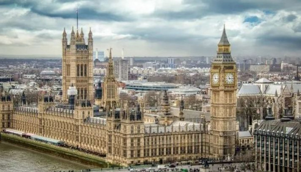 Власти Великобритании хотят штрафовать людей на 5 тысяч фунтов за выезд из страны без уважительной причины