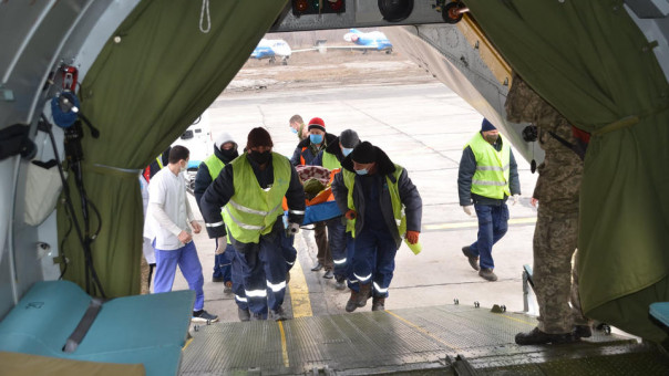 В Киев раненых везут целыми самолётами