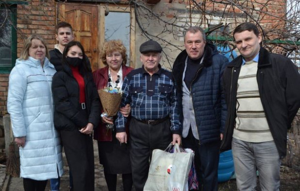 "Я защищал свою землю!": В Луганске поздравили с 70-летием партизана, подорвавшего блокпост ВСУ банкой мёда