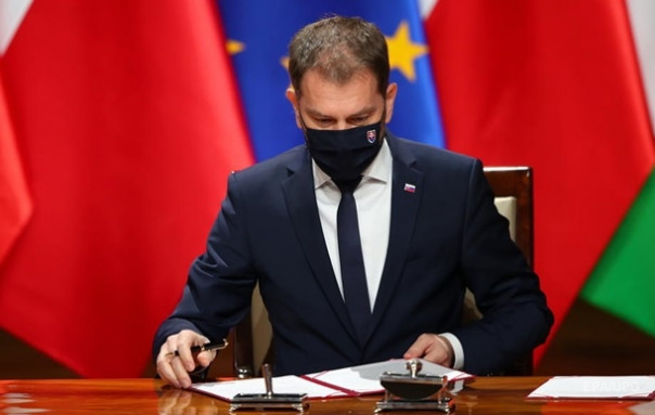 Премьер Словакии ушел в отставку из-за скандала связанного с "Спутник V"