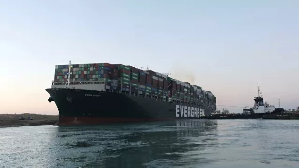 Перегородившее Суэцкий канал судно отбуксировали в фарватер