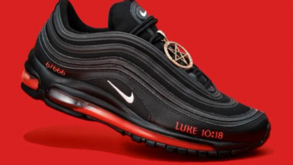 Сатанинский маркетинг: рэпер выпустил кроссовки с человеческой кровью