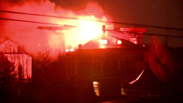 Стрельбой и взрывами обернулась попытка провести обыск у подозреваемого в Мытищах: дом сгорел, спецназ ушел, тело оборонявшегося не найдено