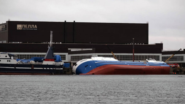 На заводе «Пелла» в Ленобласти строящийся траулер перевернулся на борт