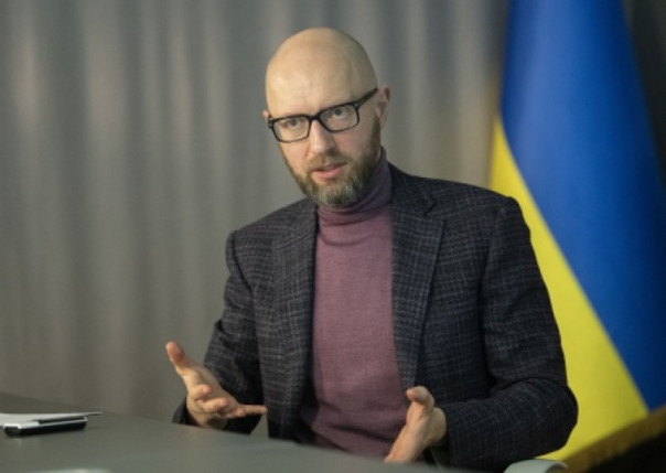 СК заочно предъявил обвинение бывшему премьеру Украины Яценюку