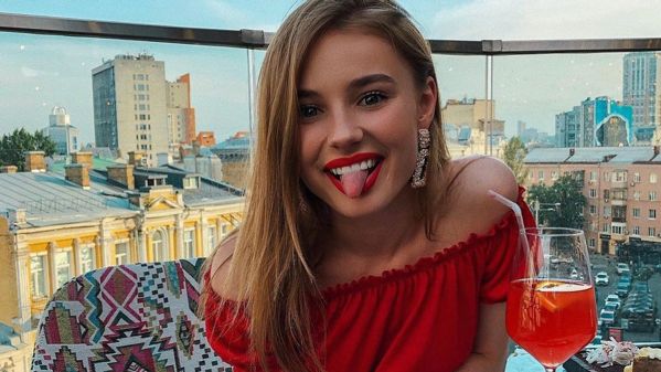 ТикТокершу Лизу Василенко после интервью внесли на "Миротворец". Там ее назвали эскортницей