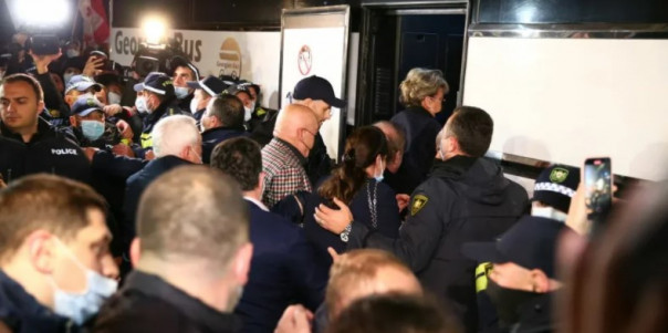 За что Владимира Познера забросали тухлыми яйцами в Тбилиси?